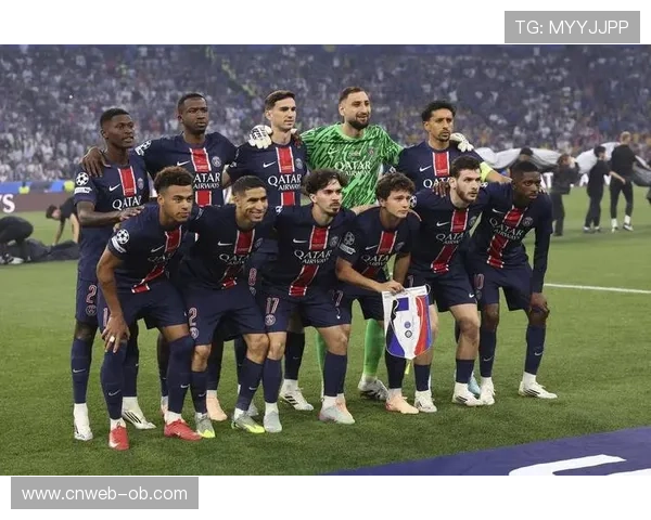 欧冠奖杯巡展抵达马德里，球迷排队合影