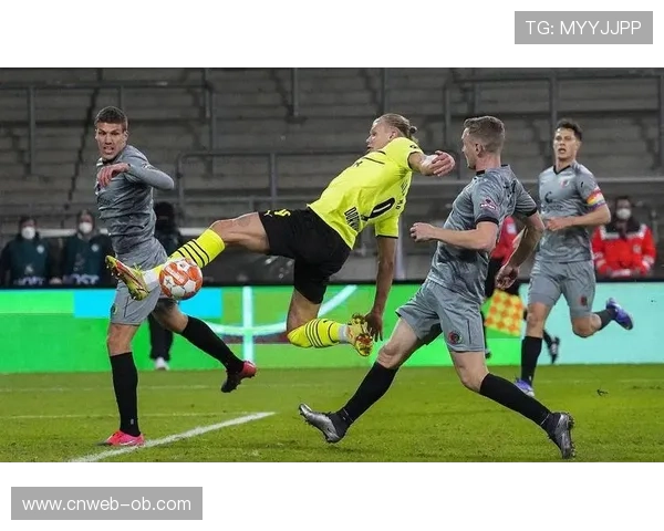 柏林联合号召球迷自带工具除雪，圣保利动员志愿者清理场地